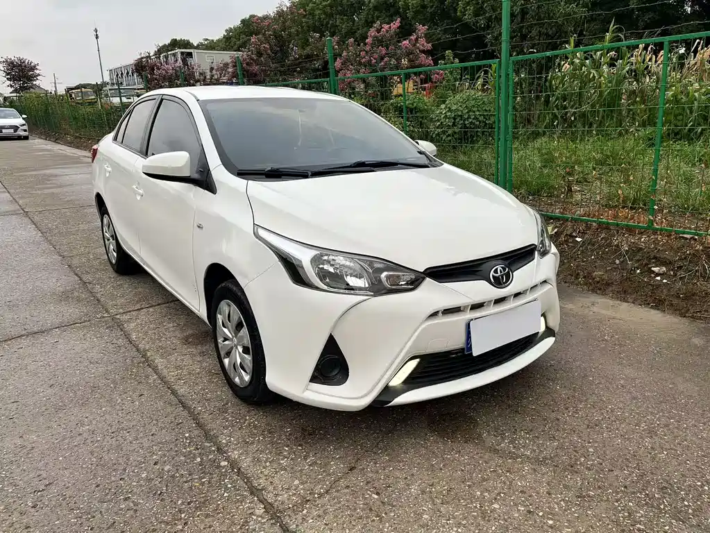 Toyota Yaris L — миниатюра 2