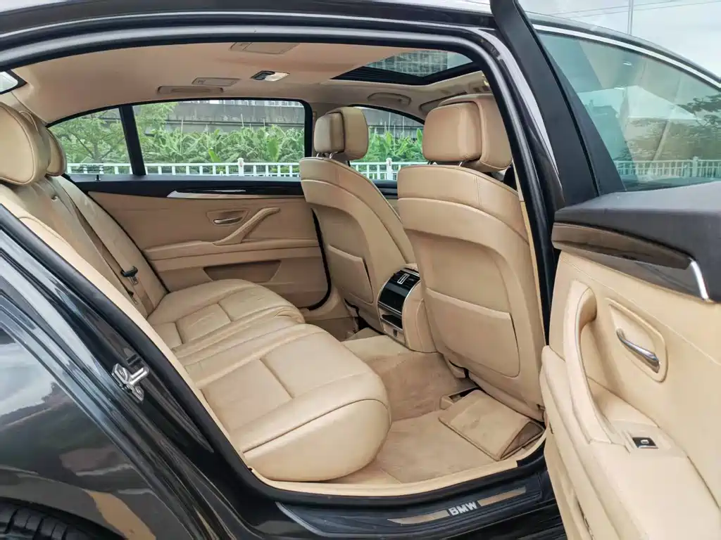 BMW 5 Series — миниатюра 13