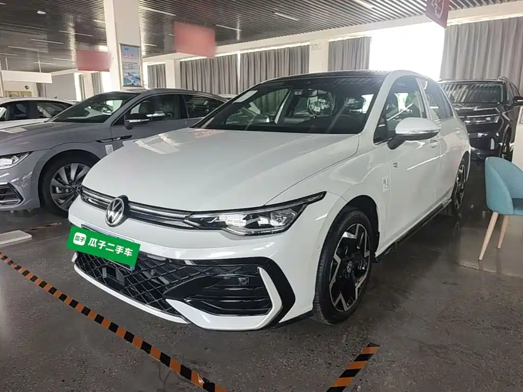 Volkswagen Golf 2025 300TSI R-Line