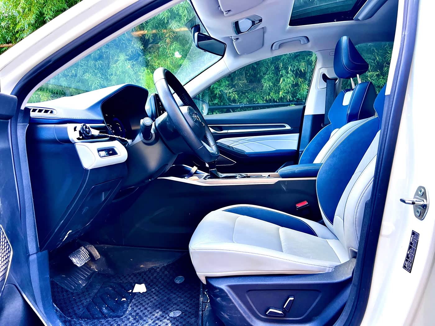 Geely Emgrand 1.5 л 2022 г. Белый, пробег 20000 км