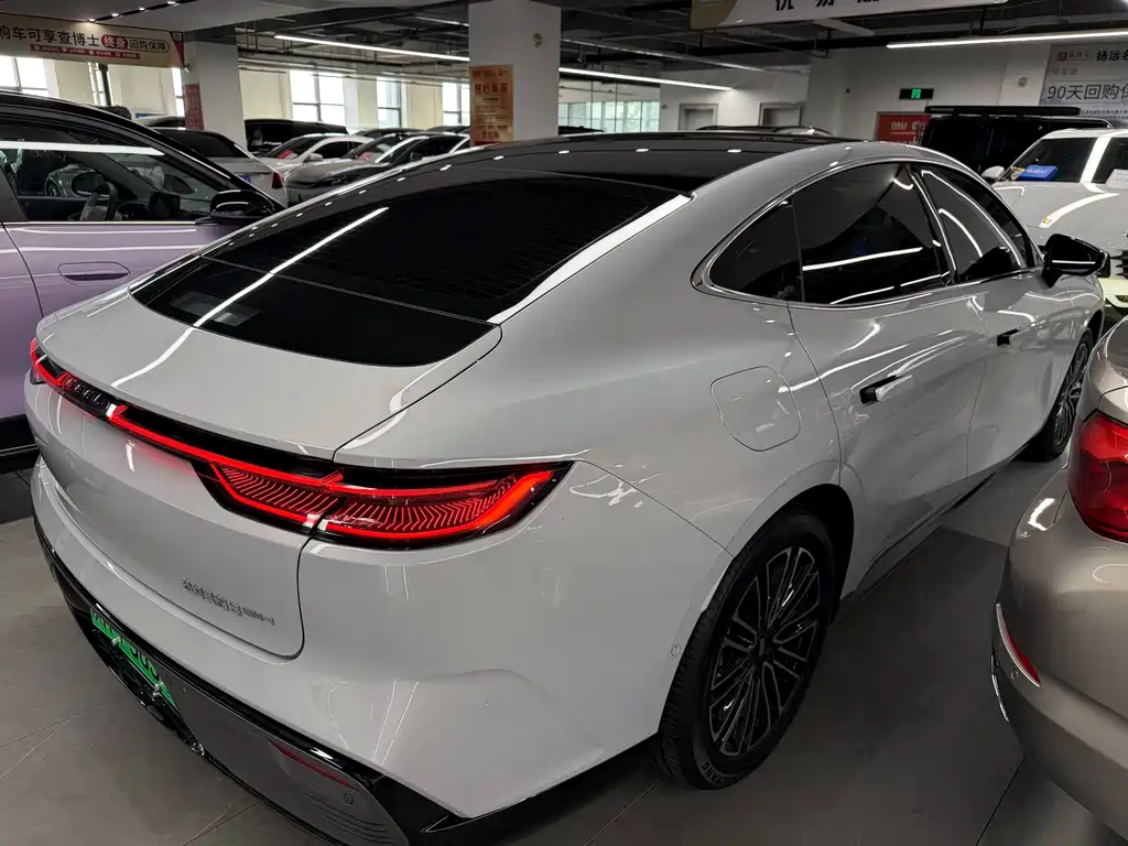 Geely Galaxy Galaxy 8 8 2025 130km EM-i Premium