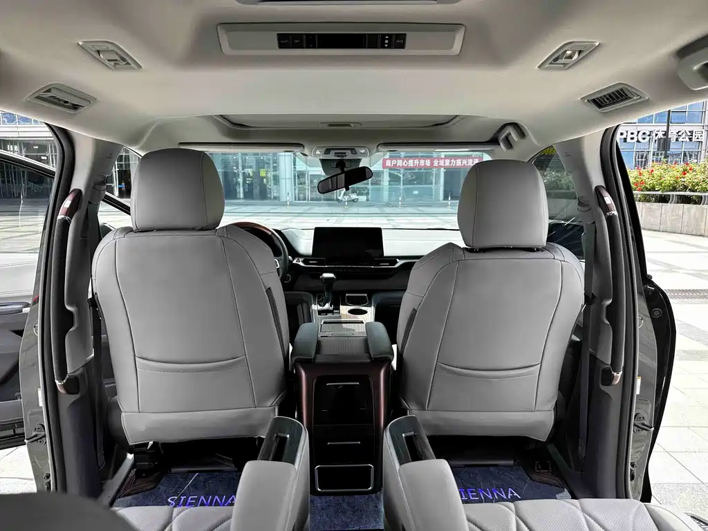 Toyota Sienna — миниатюра 14