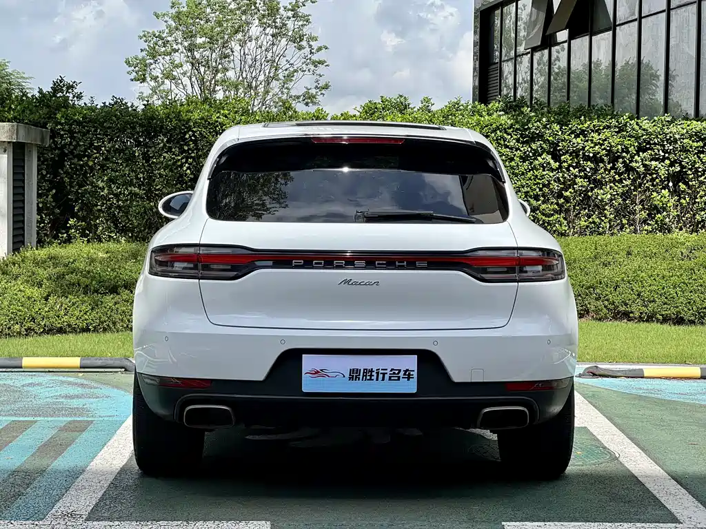 PORSCHE MACAN