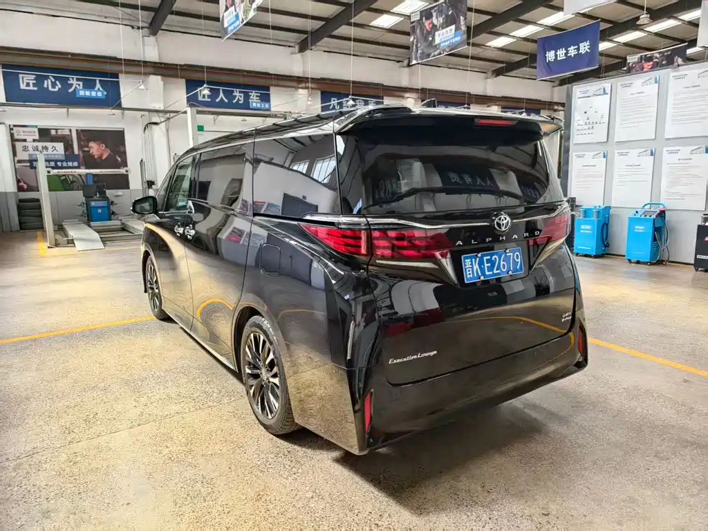 Toyota Alphard — миниатюра 5