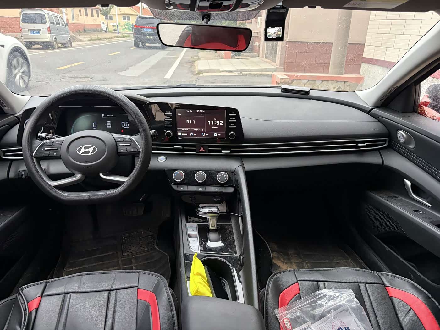 Hyundai Elantra 1.5 л 2024 г. Серебристо-серый, пробег 4000 км