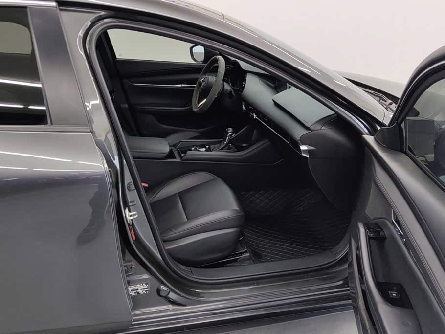 Mazda Mazda3 Axela 2.0 л 2022 г. Серебристо-серый, пробег 25500 км