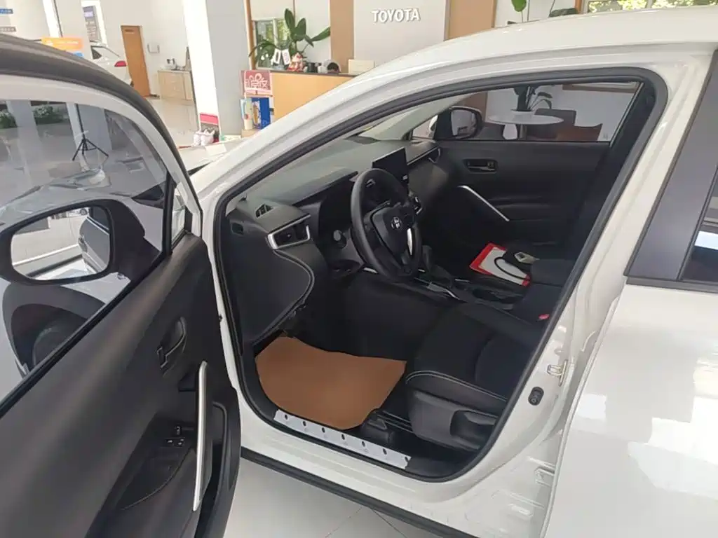 Toyota Corolla Cross — миниатюра 23