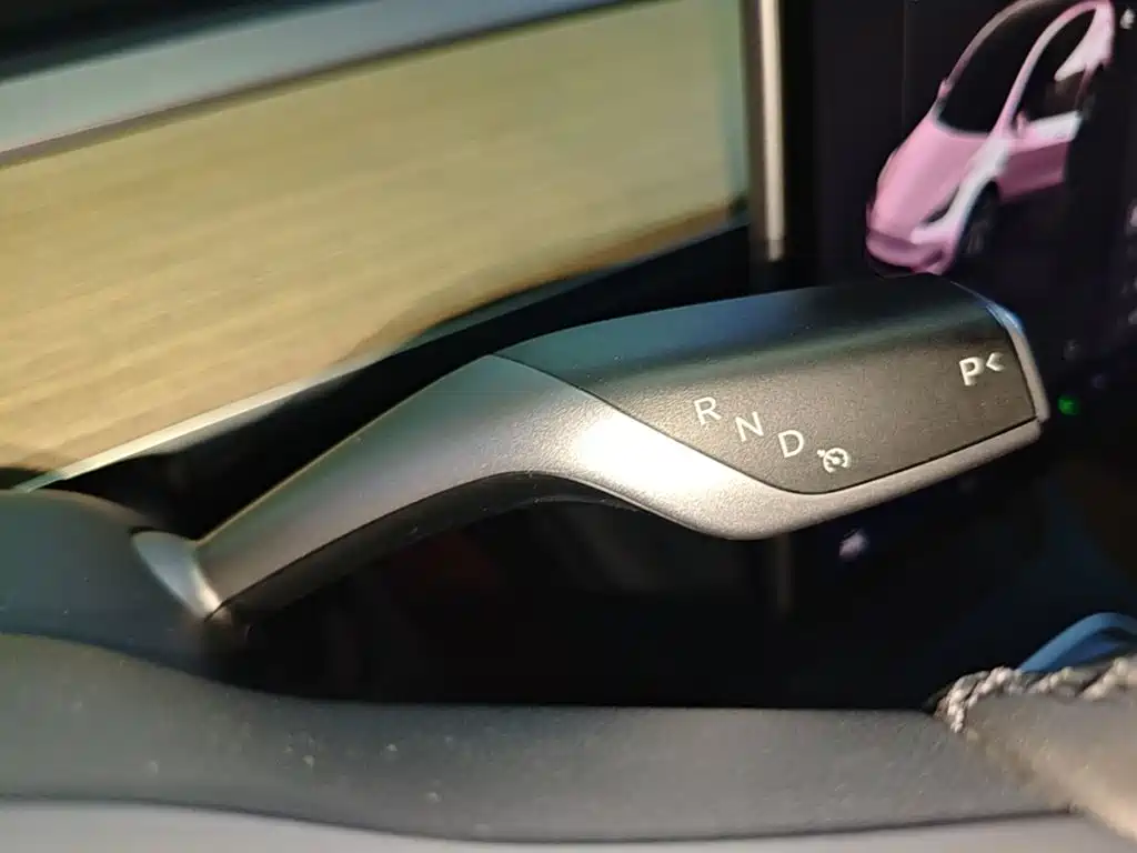 Tesla Model Y — миниатюра 14