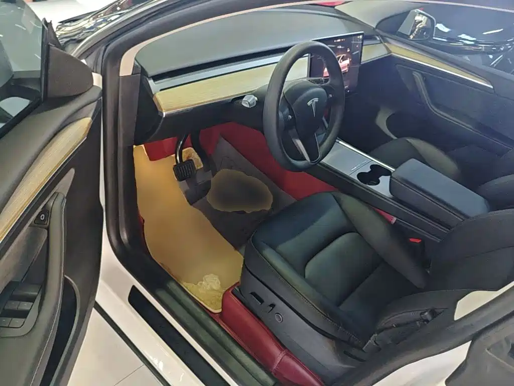 Tesla Model Y — миниатюра 16
