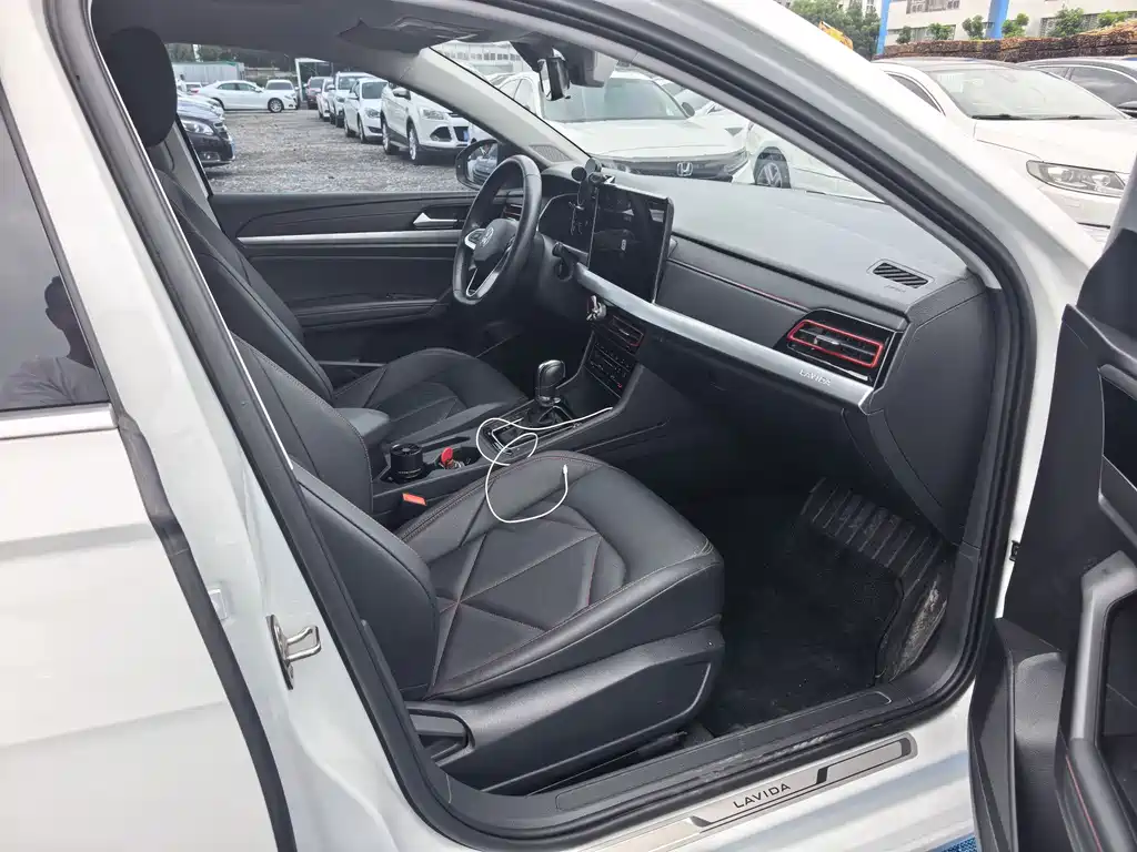 Volkswagen Lavida — миниатюра 6
