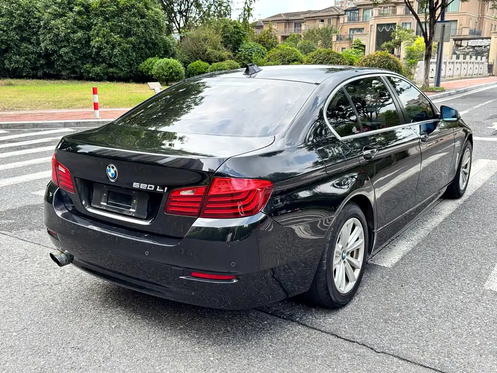 BMW 5 Series — миниатюра 7