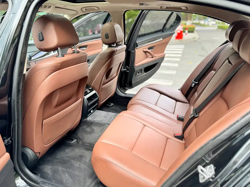 BMW 5 Series — миниатюра 9
