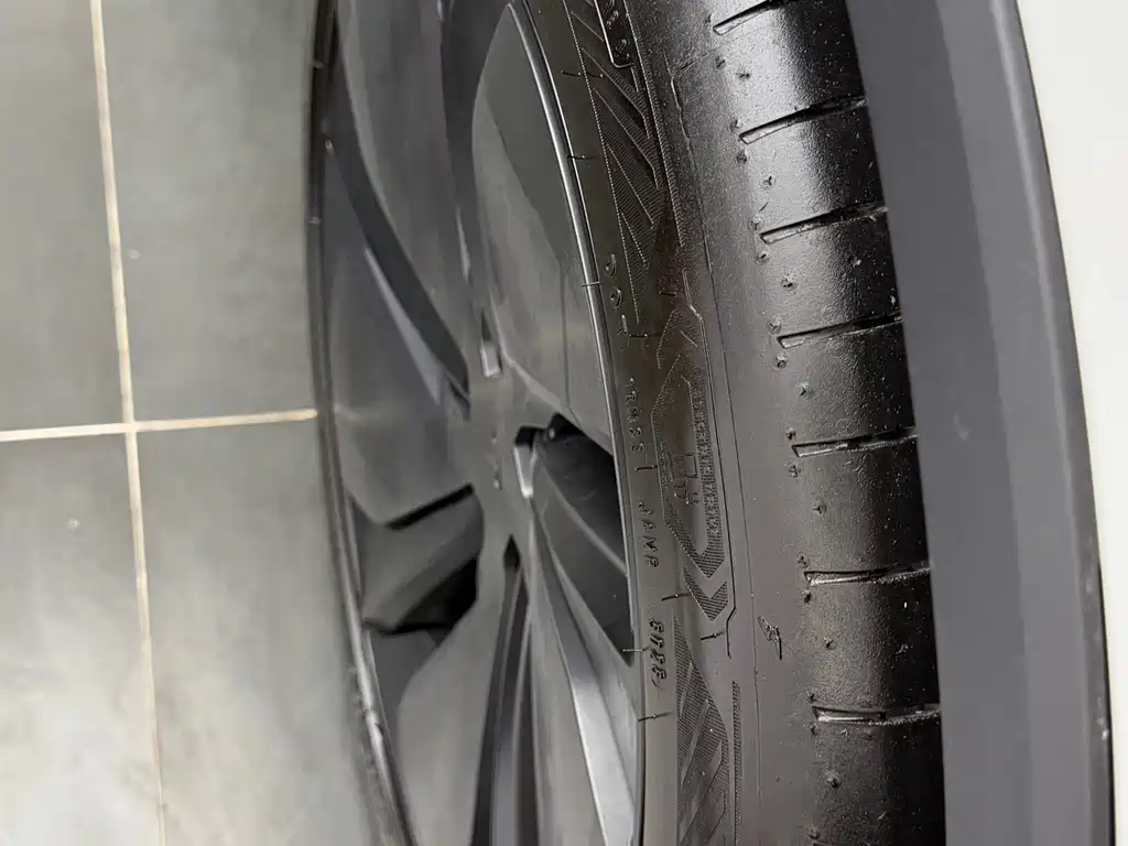 Tesla Model Y — миниатюра 12
