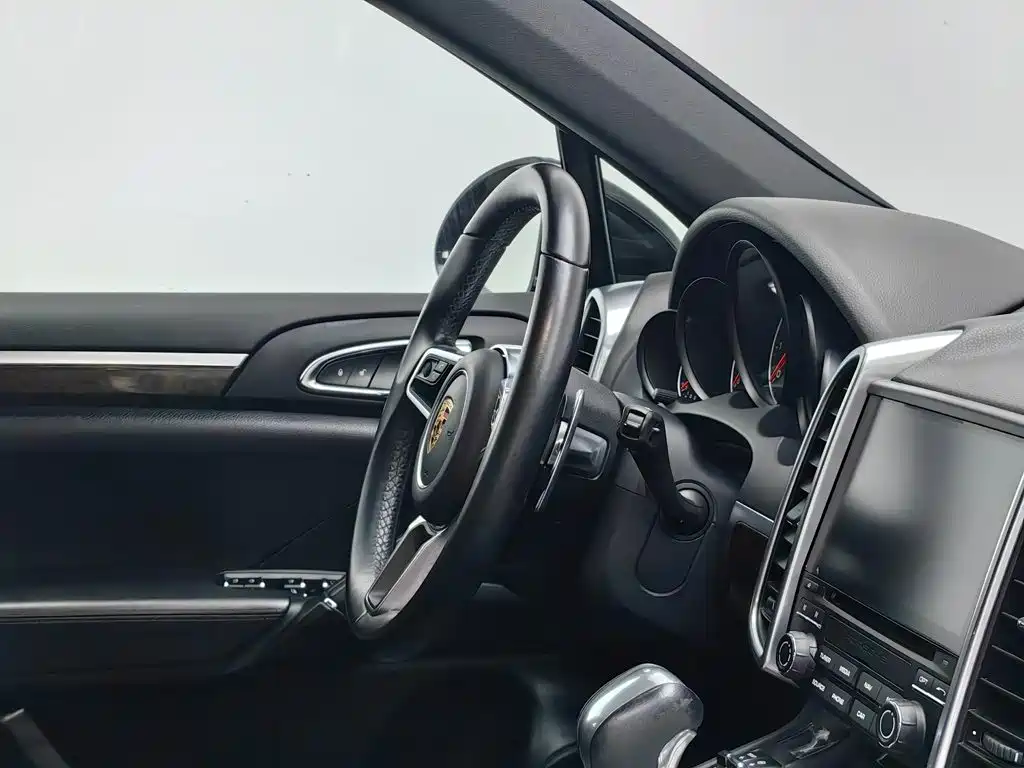 Porsche Cayenne — миниатюра 23
