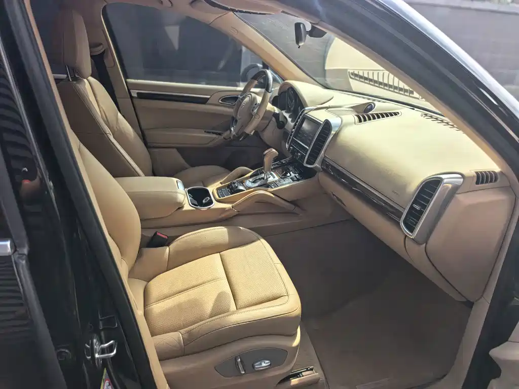 Porsche Cayenne — миниатюра 9