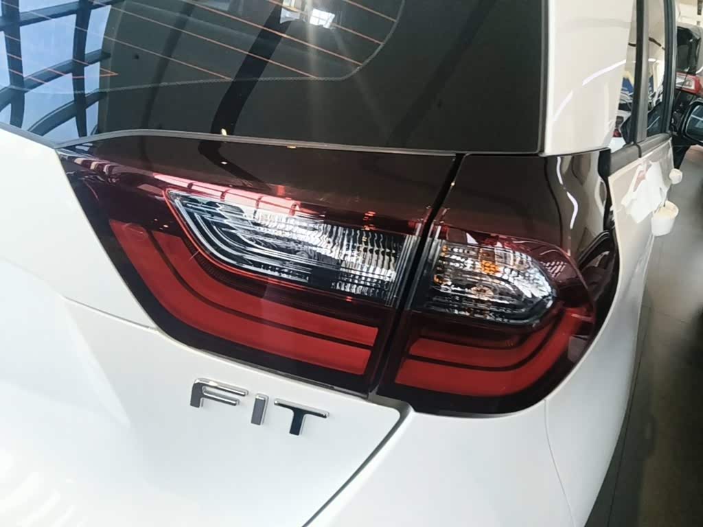 Honda Fit 1.5 л 2023 г. Белый, пробег 18600 км