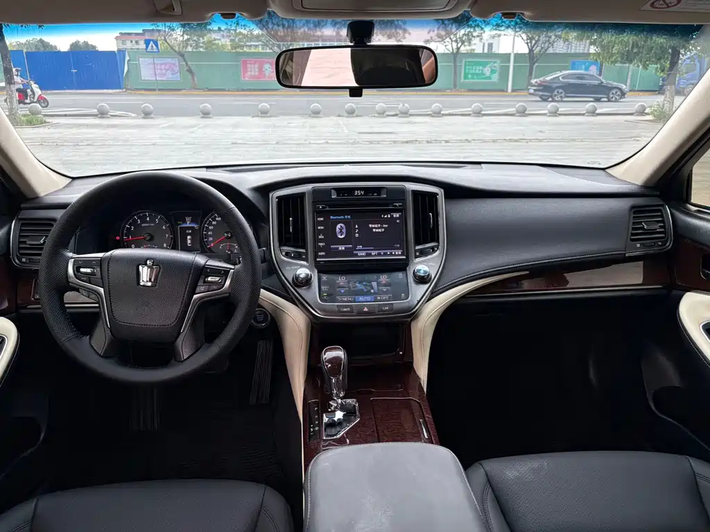 Toyota Crown — миниатюра 4