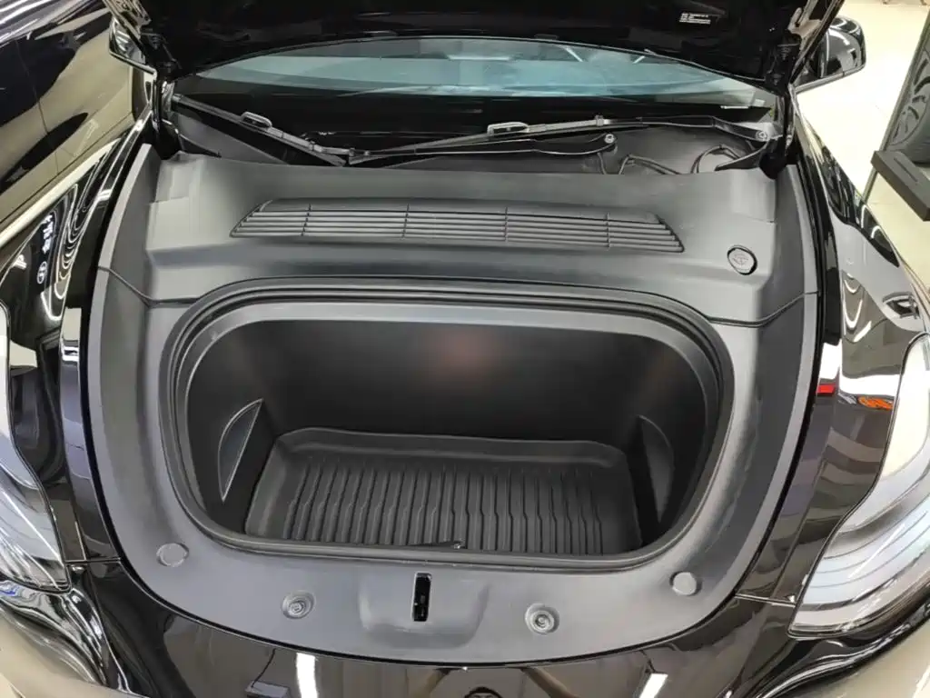 Tesla Model Y — миниатюра 20