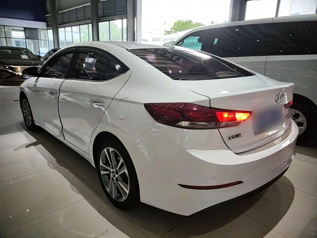 Hyundai Elantra — миниатюра 5