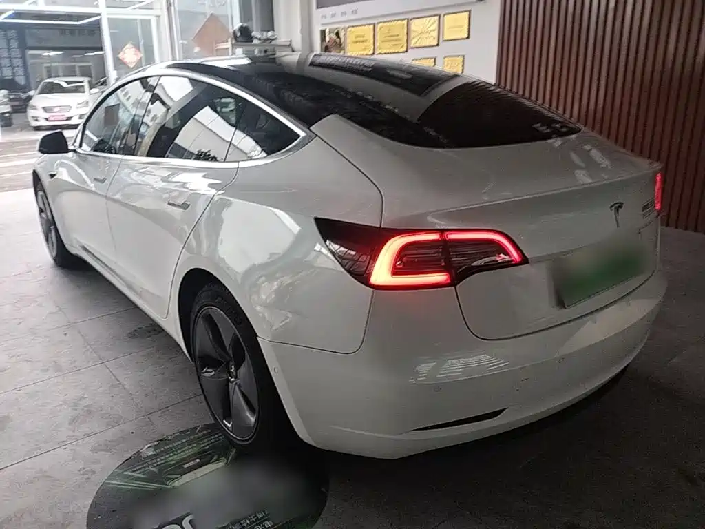 Tesla Model 3 — миниатюра 5