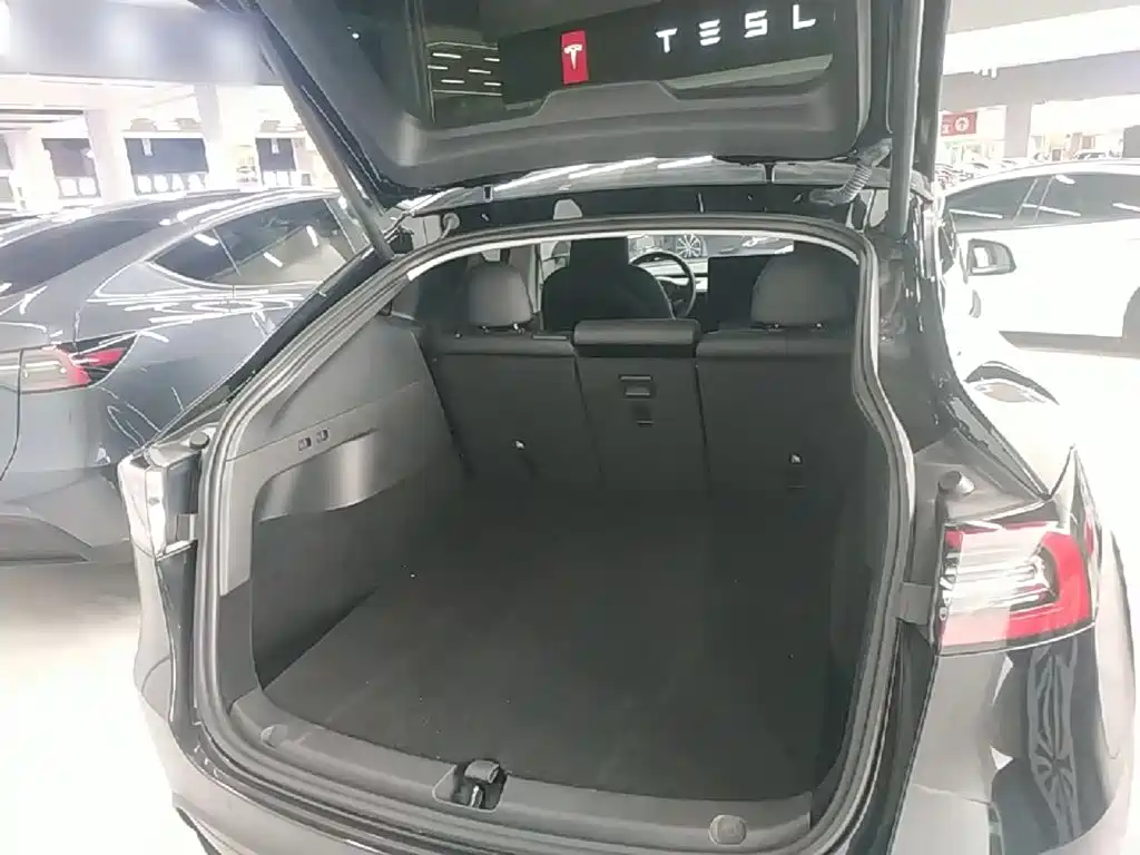 Tesla Model Y — миниатюра 19