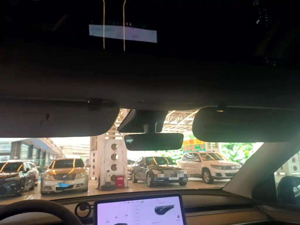 Tesla Model Y — миниатюра 18