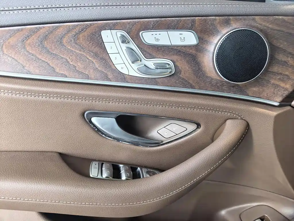 Mercedes-Benz E-Class — миниатюра 6