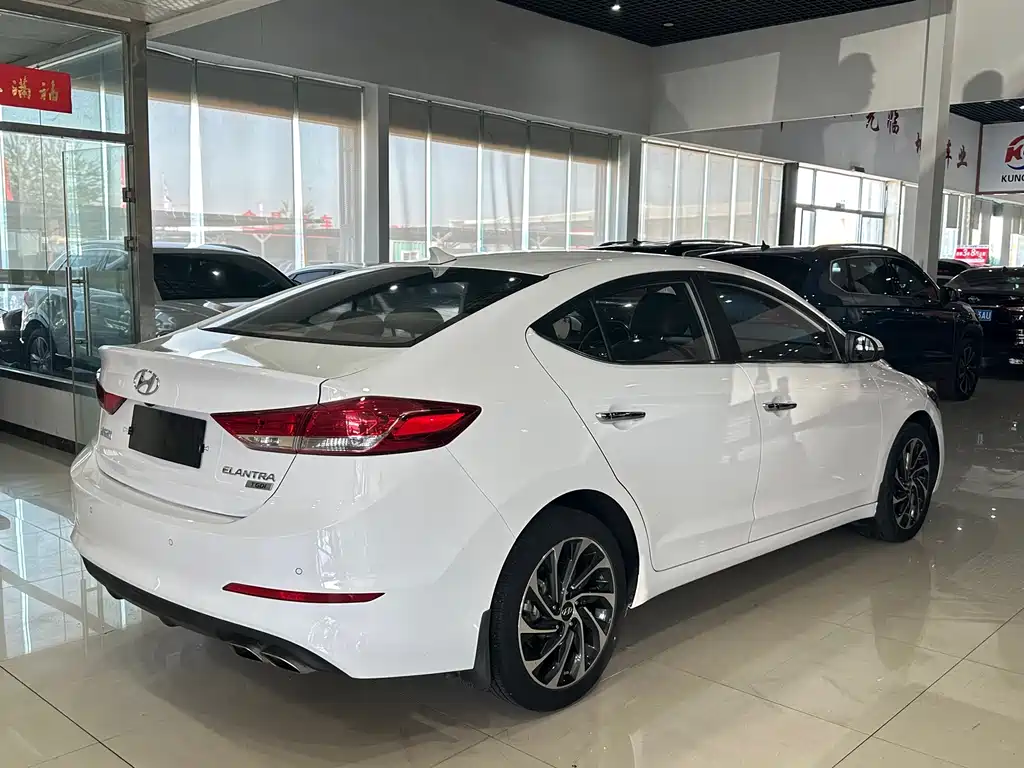 Hyundai Elantra — миниатюра 10