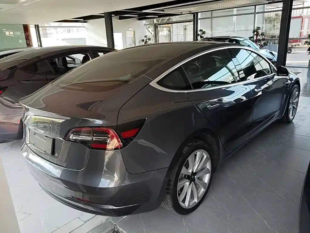 Tesla Model 3 — миниатюра 7