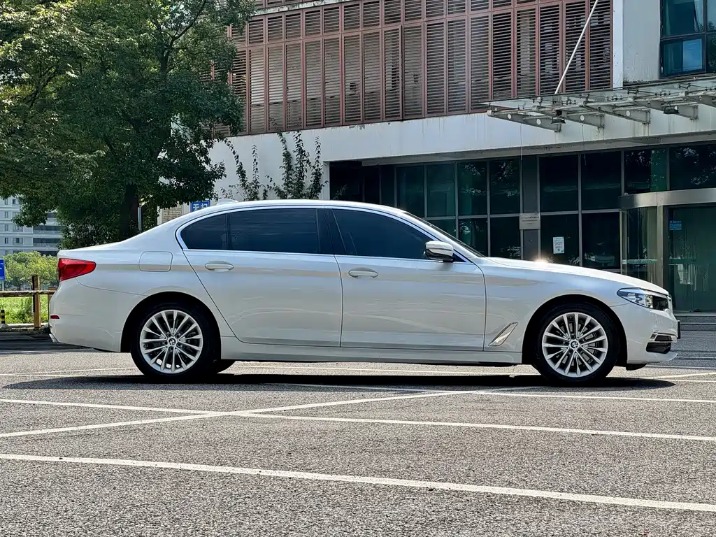 BMW 5 Series — миниатюра 8