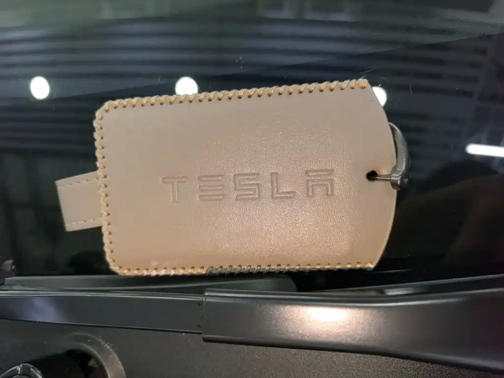 Tesla Model Y — миниатюра 9