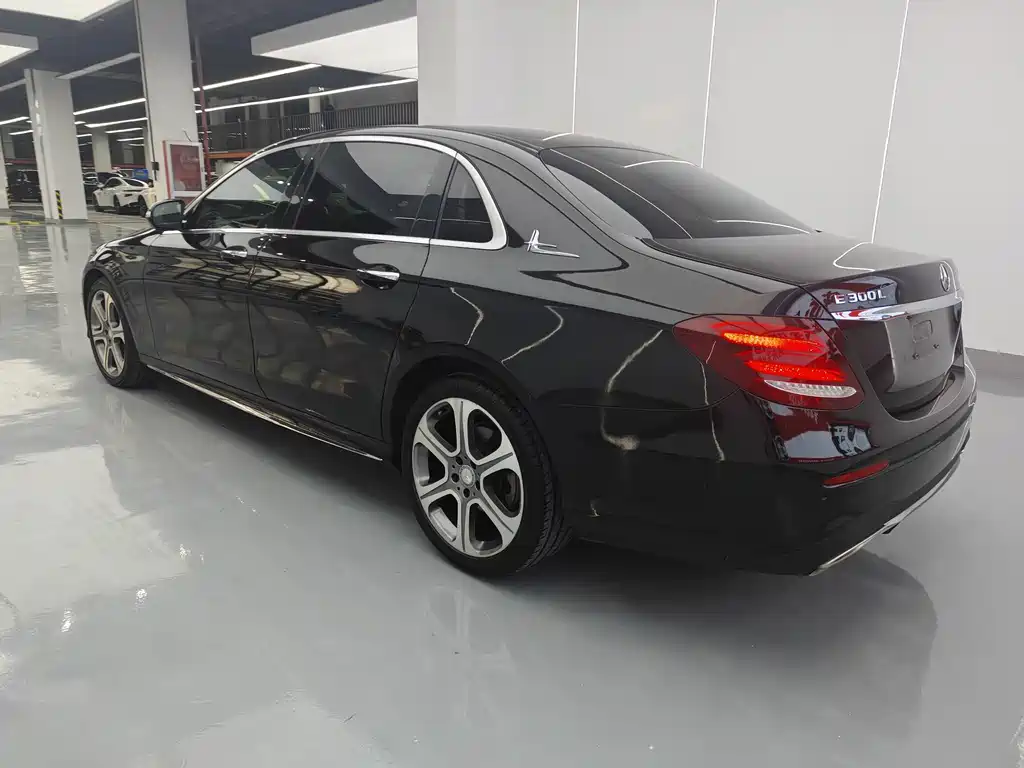 Mercedes-Benz E-Class — миниатюра 11