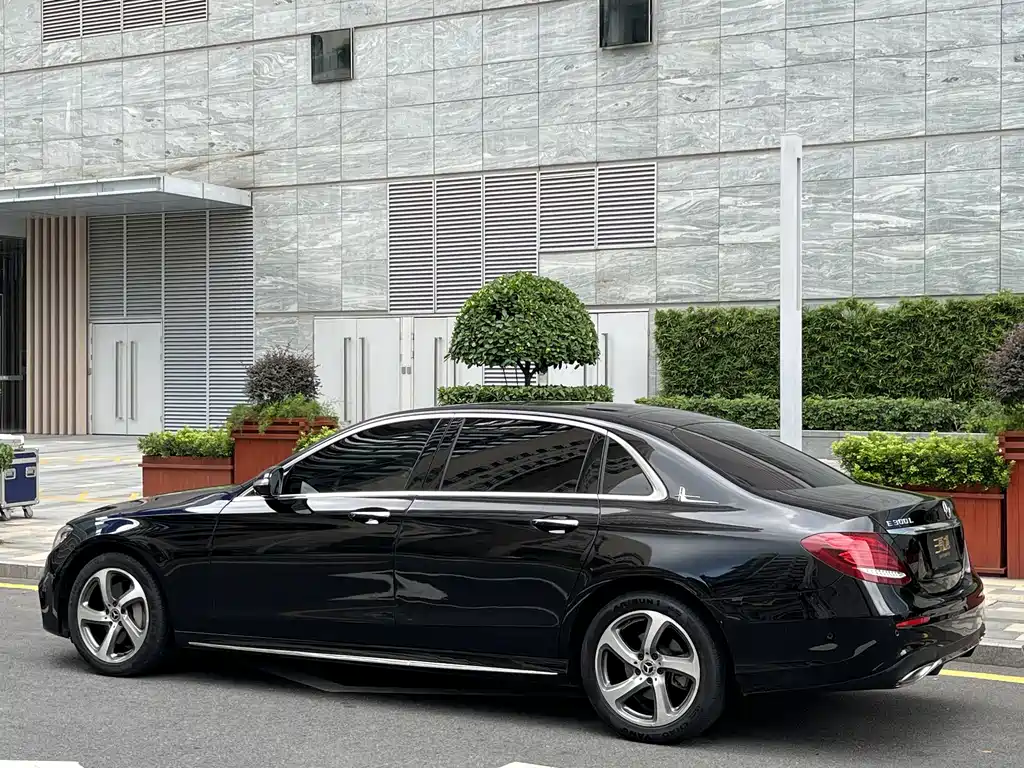 Mercedes-Benz E-Class — миниатюра 4