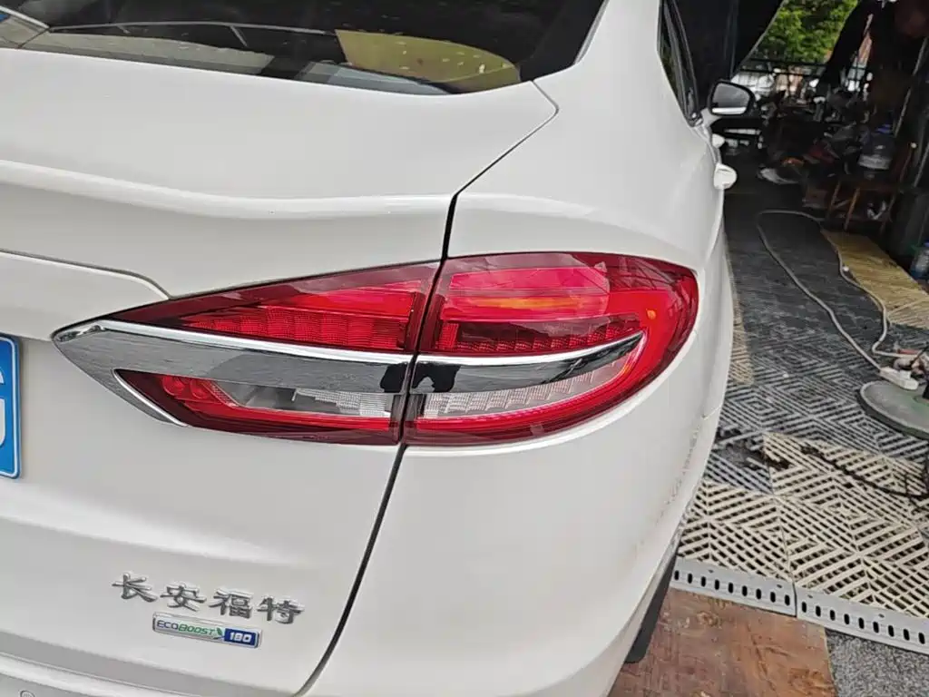 Ford Mondeo — миниатюра 8