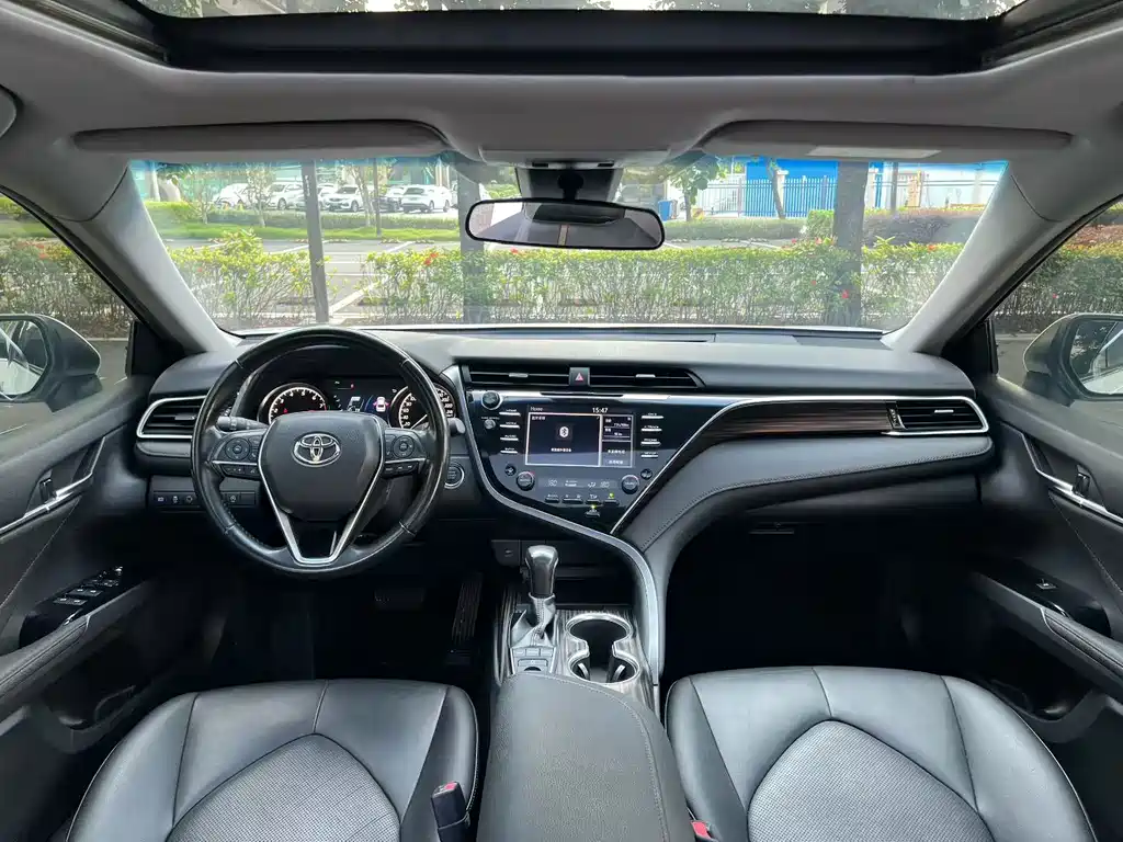 Toyota Camry — миниатюра 8