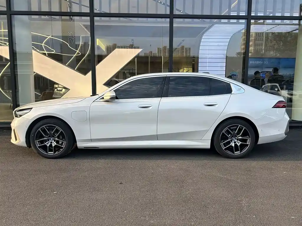 BMW i5 — миниатюра 3