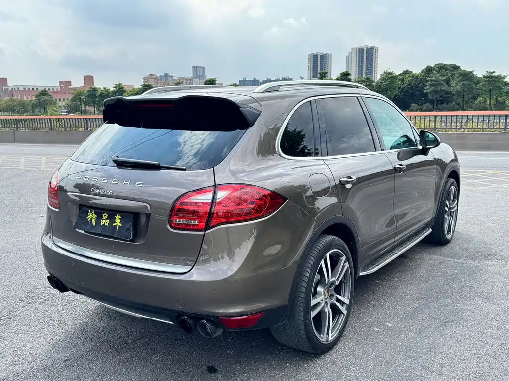 Porsche Cayenne — миниатюра 7