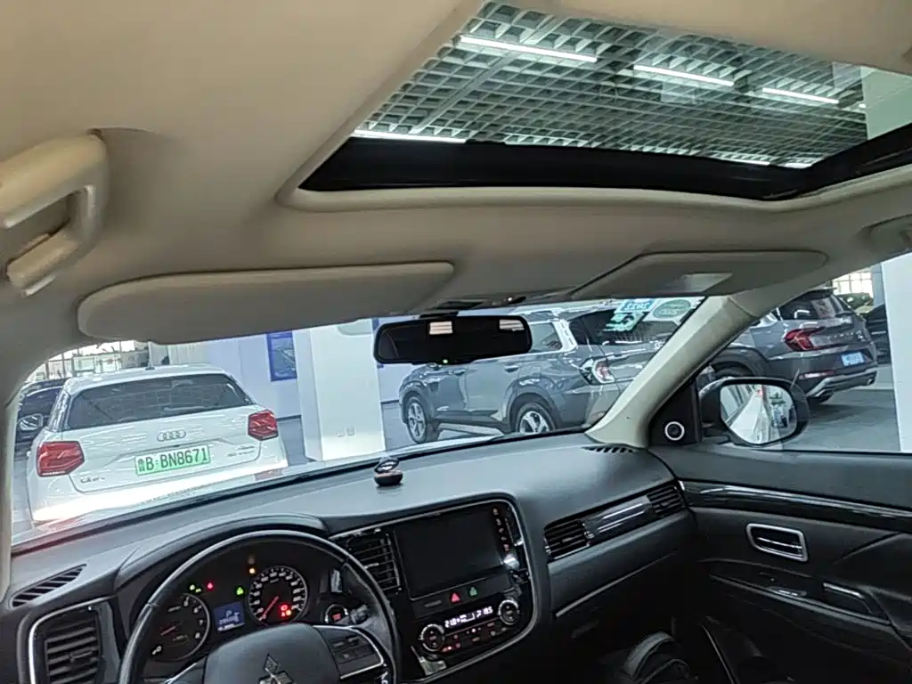 Mitsubishi Outlander — миниатюра 14