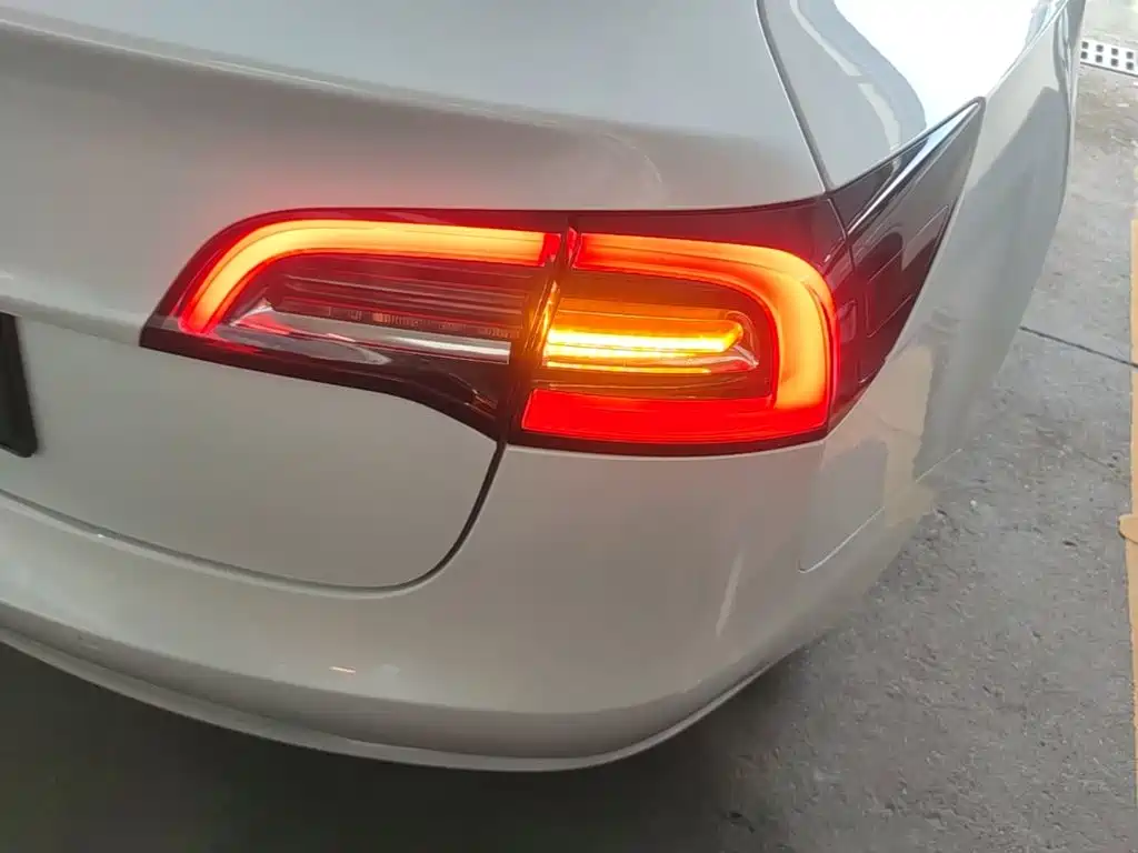 Tesla Model 3 — миниатюра 8