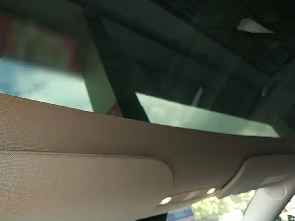 Tesla Model Y — миниатюра 18