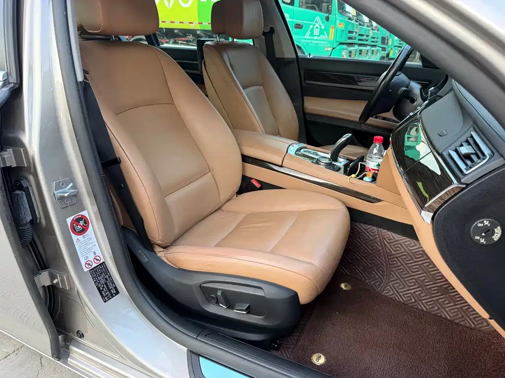BMW 7 Series — миниатюра 9