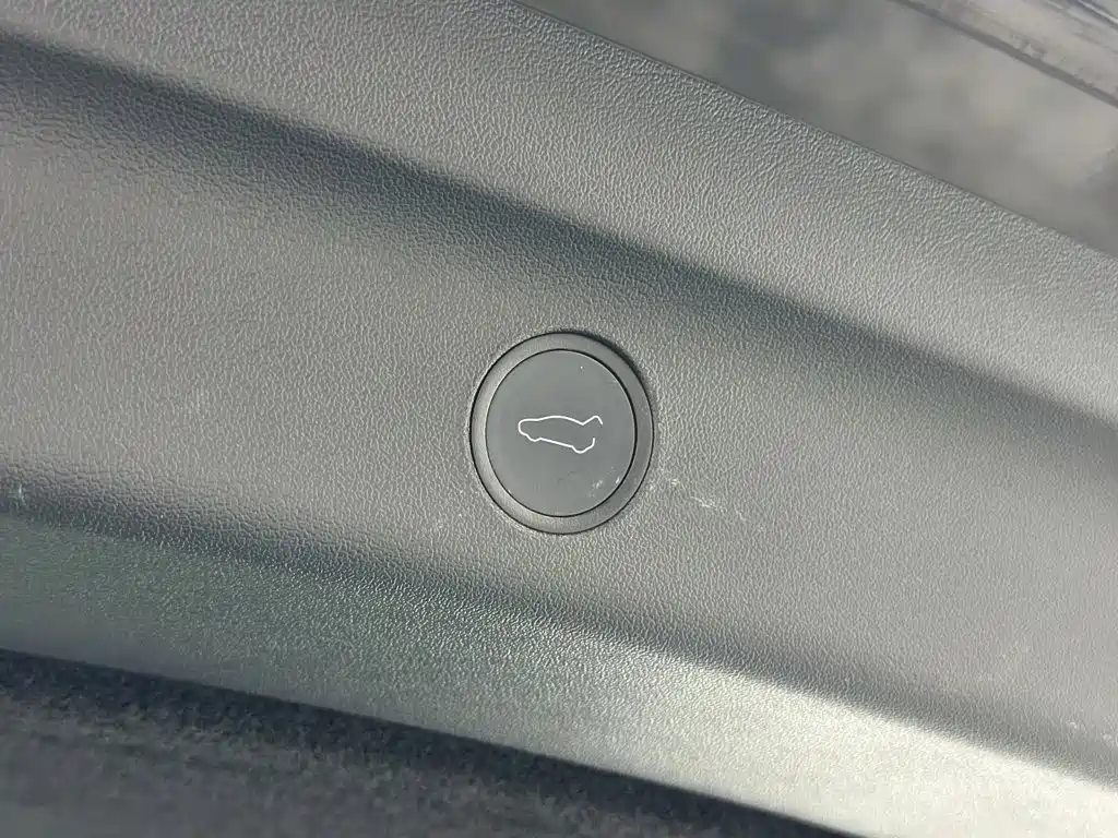 Tesla Model Y — миниатюра 22