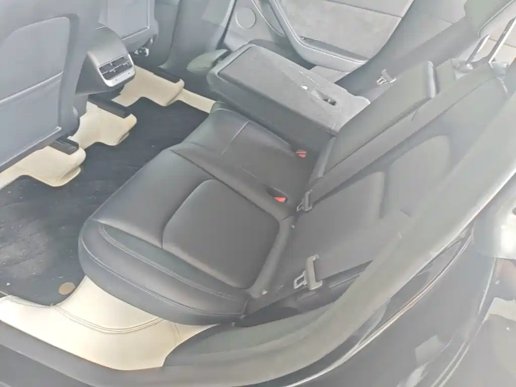 Tesla Model Y — миниатюра 17