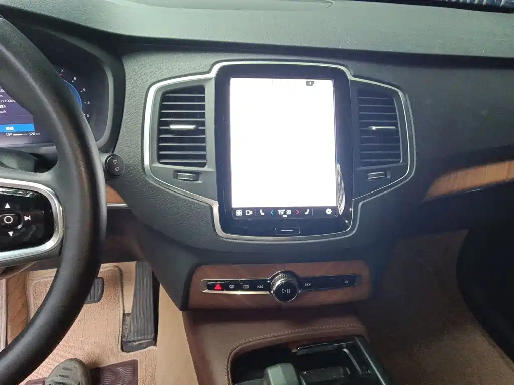 Volvo XC90 — миниатюра 9