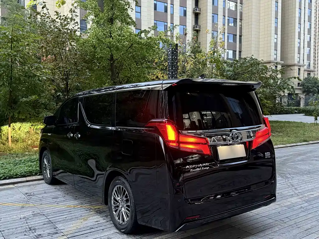Toyota Alphard — миниатюра 5