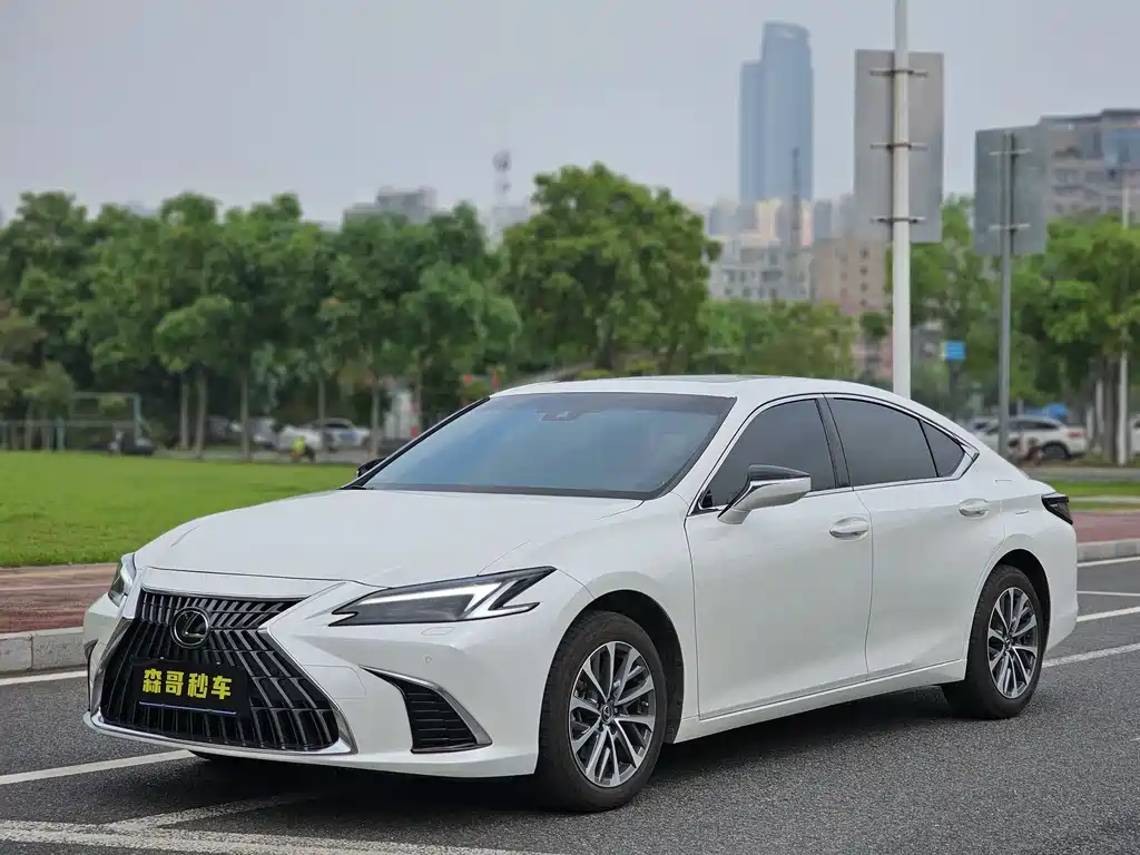 Lexus ES 2025