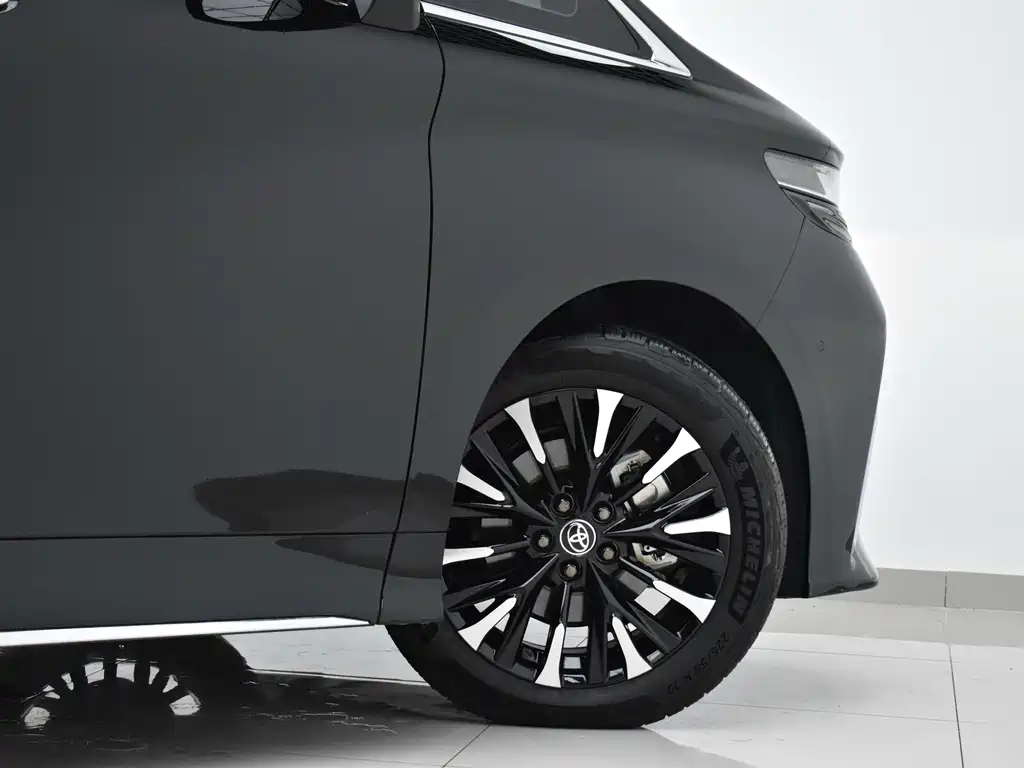 Toyota Alphard — миниатюра 5