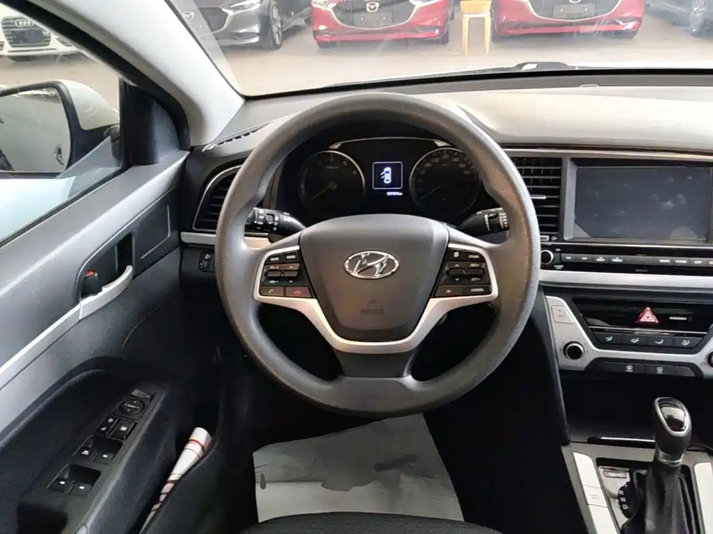 Hyundai Elantra — миниатюра 11