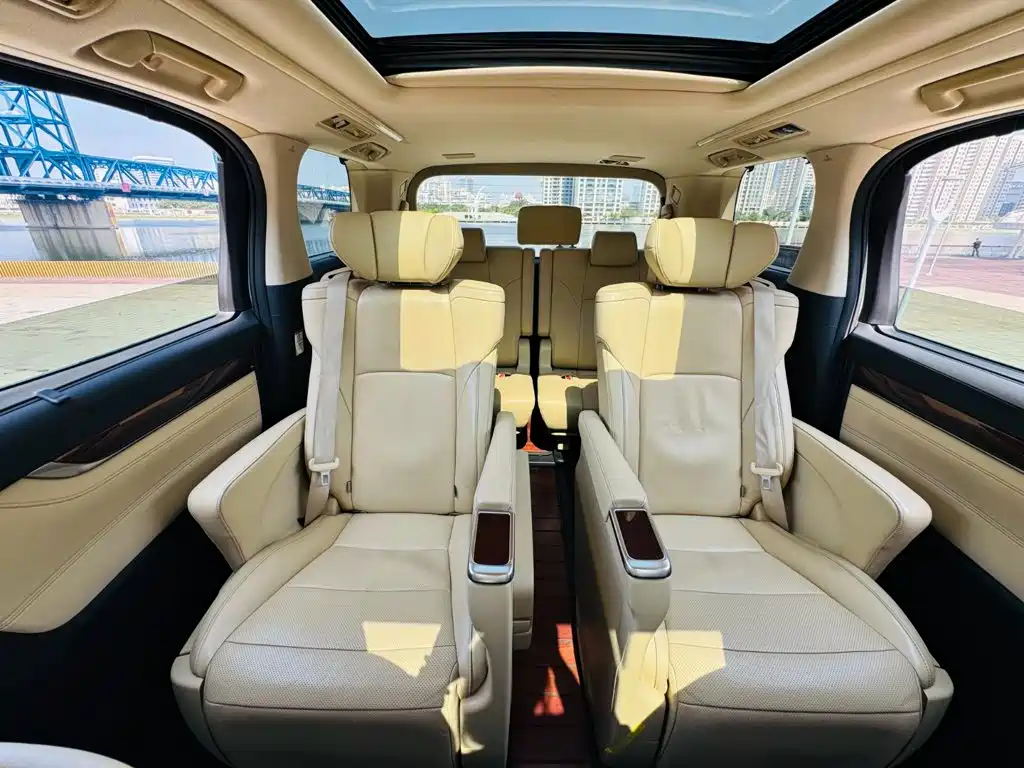 Toyota Alphard — миниатюра 6