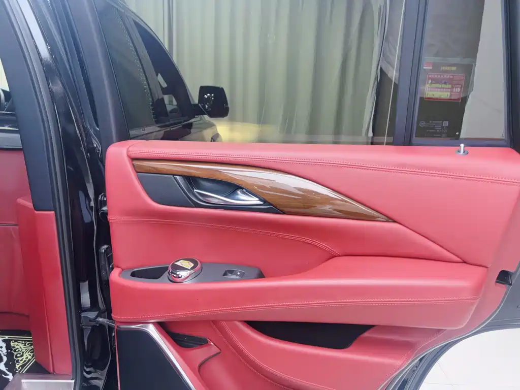 Cadillac Escalade — миниатюра 7